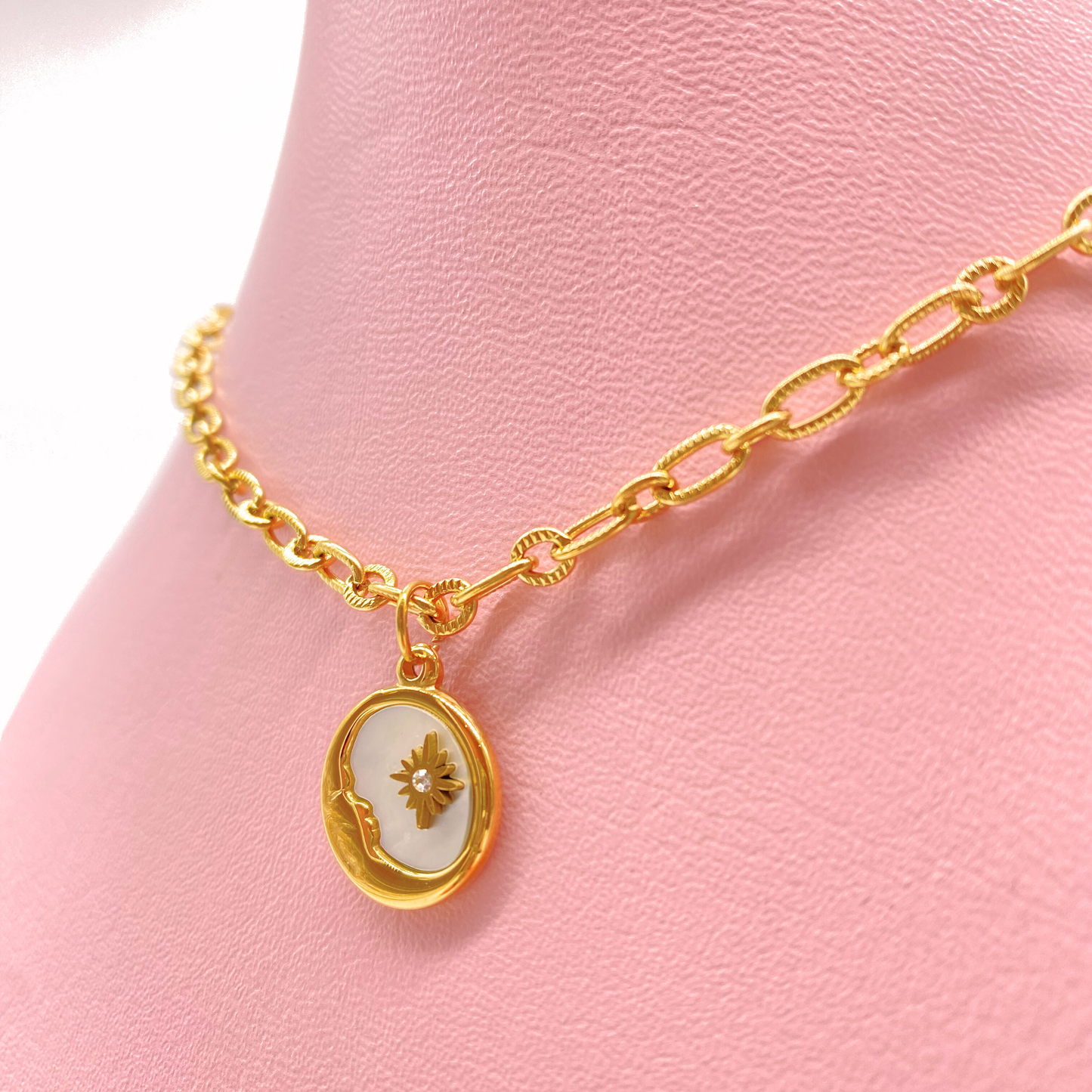 Collar Moon